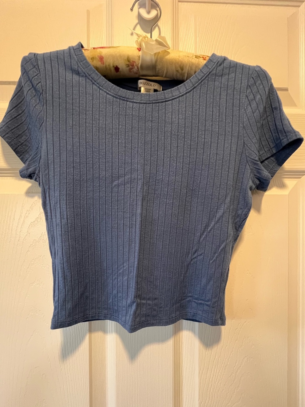 Bozzolo ( Juniors) Crop Top Size: Medium
Color: Blue